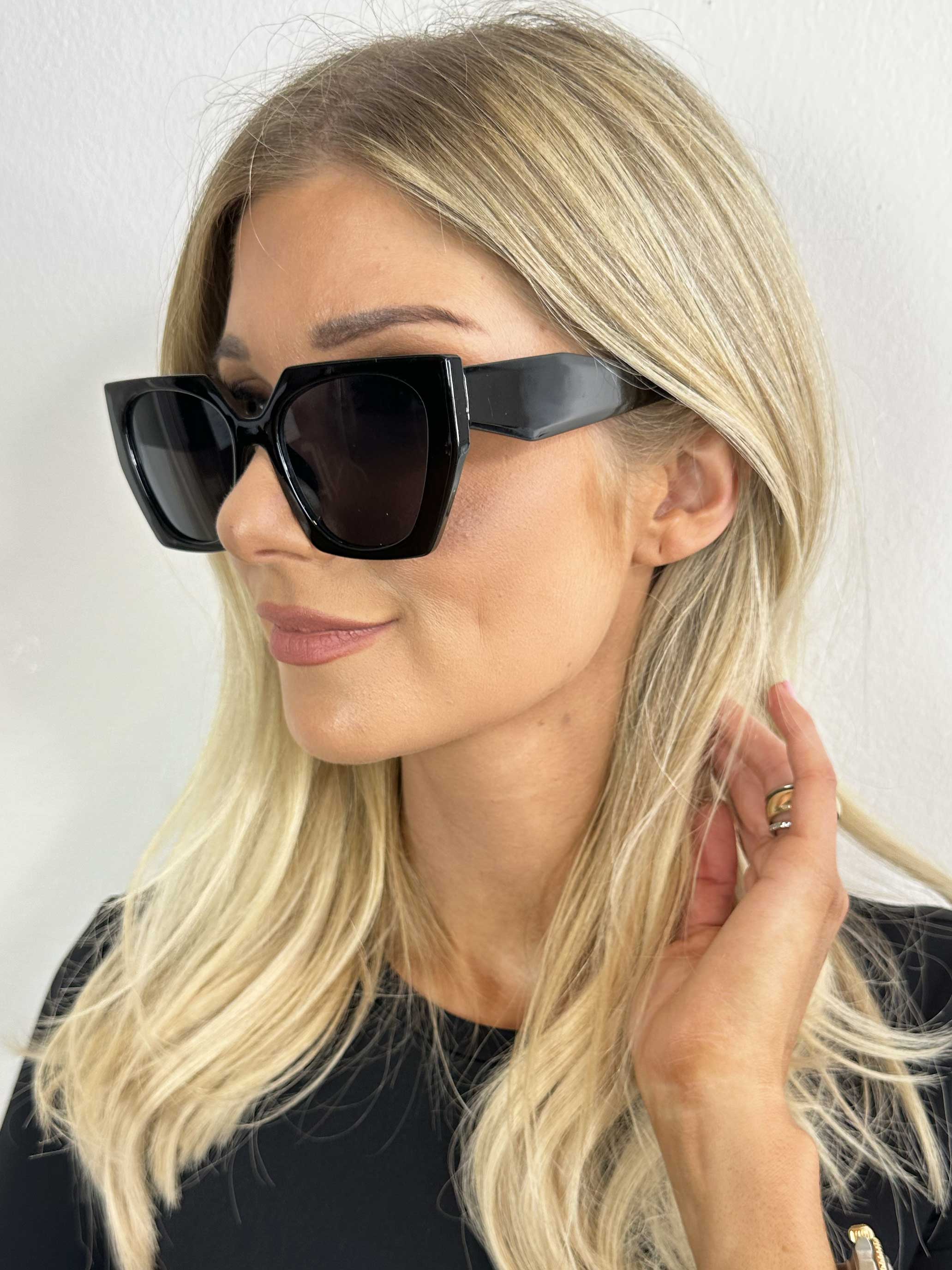 Blanka - Vinklade solglasögon i en enkel design